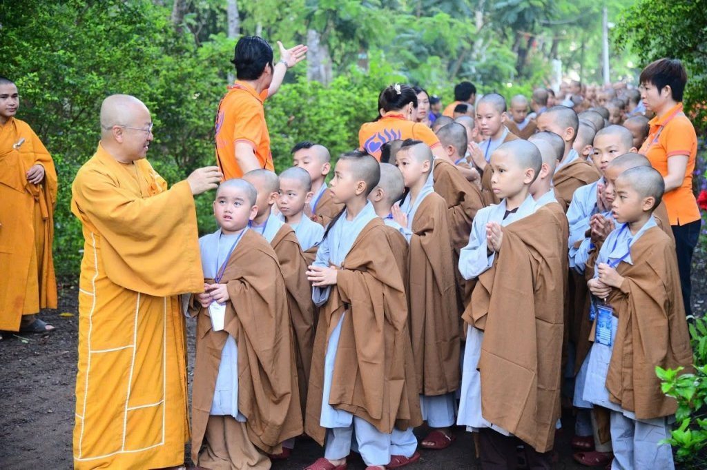 THIỀN HÀNH BUỔI SÁNG – NHỮNG BƯỚC CHÂN AN LẠC CỦA CÁC “CHÚ TIỂU” NƠI CỬA PHẬT
