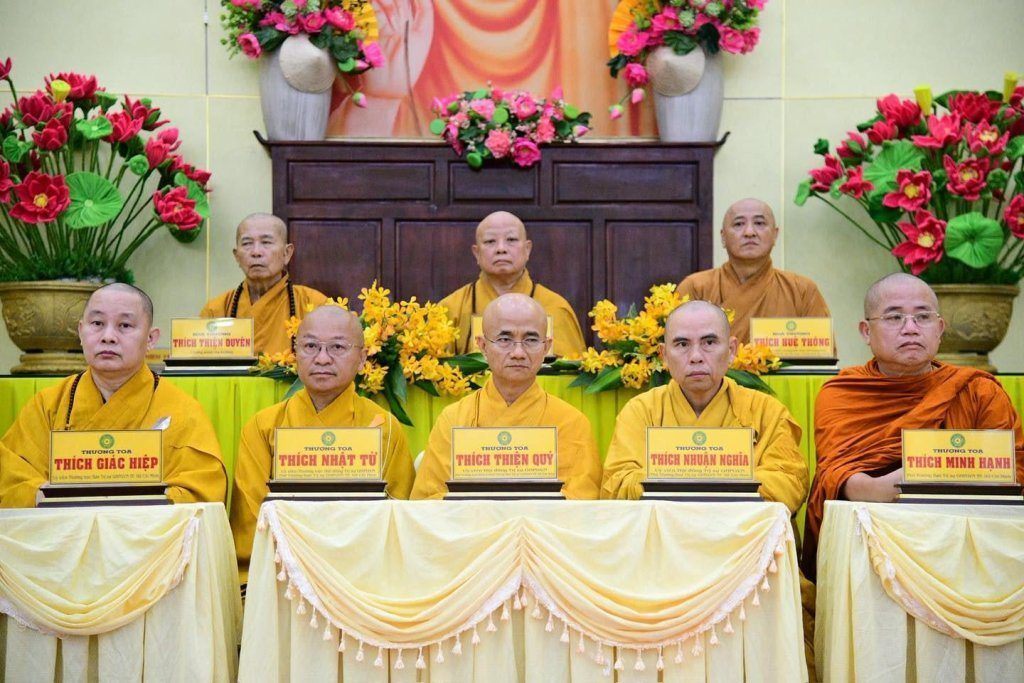 BAN THƯỜNG TRỰC BAN TRỊ SỰ GHPGVN TP. HCM THĂM, SÁCH TẤN CÁC HẠ TRƯỜNG KHU VỰC 2 (BÌNH DƯƠNG CŨ) TẠI TỔ ĐÌNH CHÙA HỘI KHÁNH