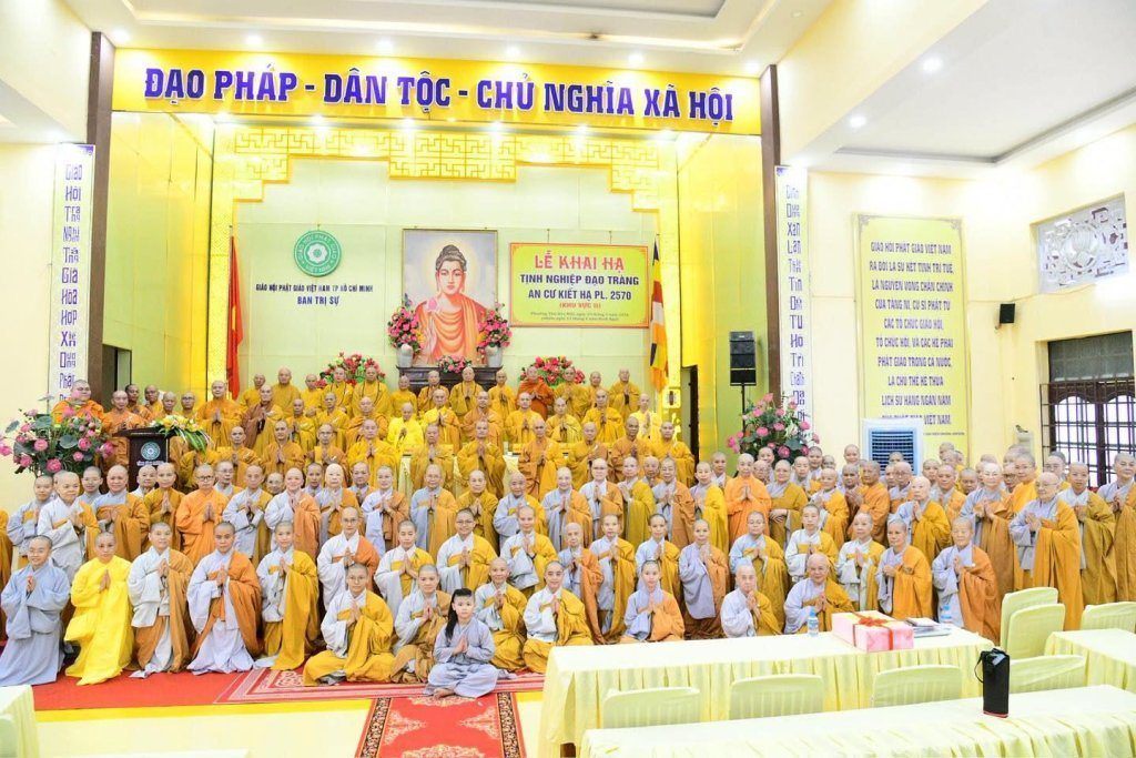BAN THƯỜNG TRỰC BAN TRỊ SỰ GHPGVN TP. HCM THĂM, SÁCH TẤN CÁC HẠ TRƯỜNG KHU VỰC 2 (BÌNH DƯƠNG CŨ) TẠI TỔ ĐÌNH CHÙA HỘI KHÁNH