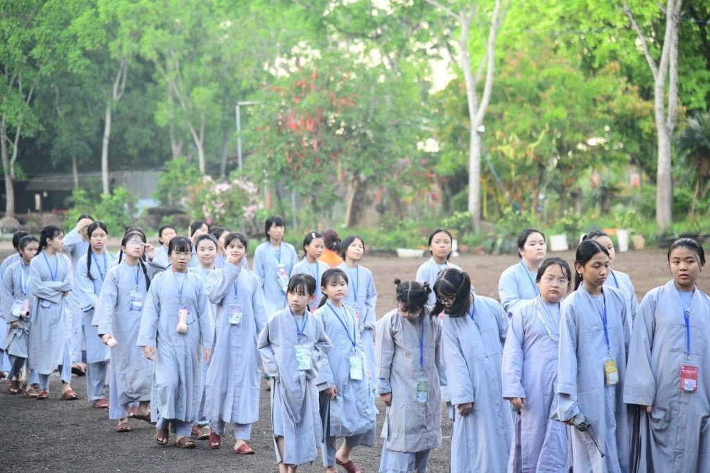 THIỀN HÀNH BUỔI SÁNG – NHỮNG BƯỚC CHÂN AN LẠC CỦA CÁC “CHÚ TIỂU” NƠI CỬA PHẬT