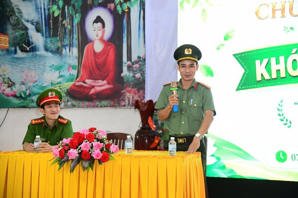 Công an xã Đồng Kho chia sẻ kiến thức pháp luật bổ ích cho gần 200 khóa sinh tại Chùa Quan Thế Âm