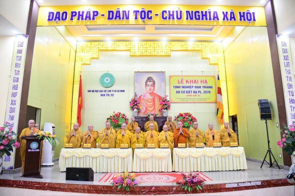 BAN THƯỜNG TRỰC BAN TRỊ SỰ GHPGVN TP. HCM THĂM, SÁCH TẤN CÁC HẠ TRƯỜNG KHU VỰC 2 (BÌNH DƯƠNG CŨ) TẠI TỔ ĐÌNH CHÙA HỘI KHÁNH
