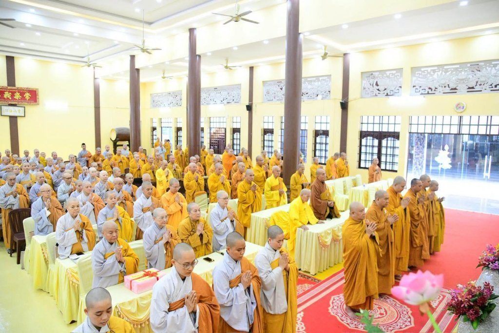 BAN THƯỜNG TRỰC BAN TRỊ SỰ GHPGVN TP. HCM THĂM, SÁCH TẤN CÁC HẠ TRƯỜNG KHU VỰC 2 (BÌNH DƯƠNG CŨ) TẠI TỔ ĐÌNH CHÙA HỘI KHÁNH