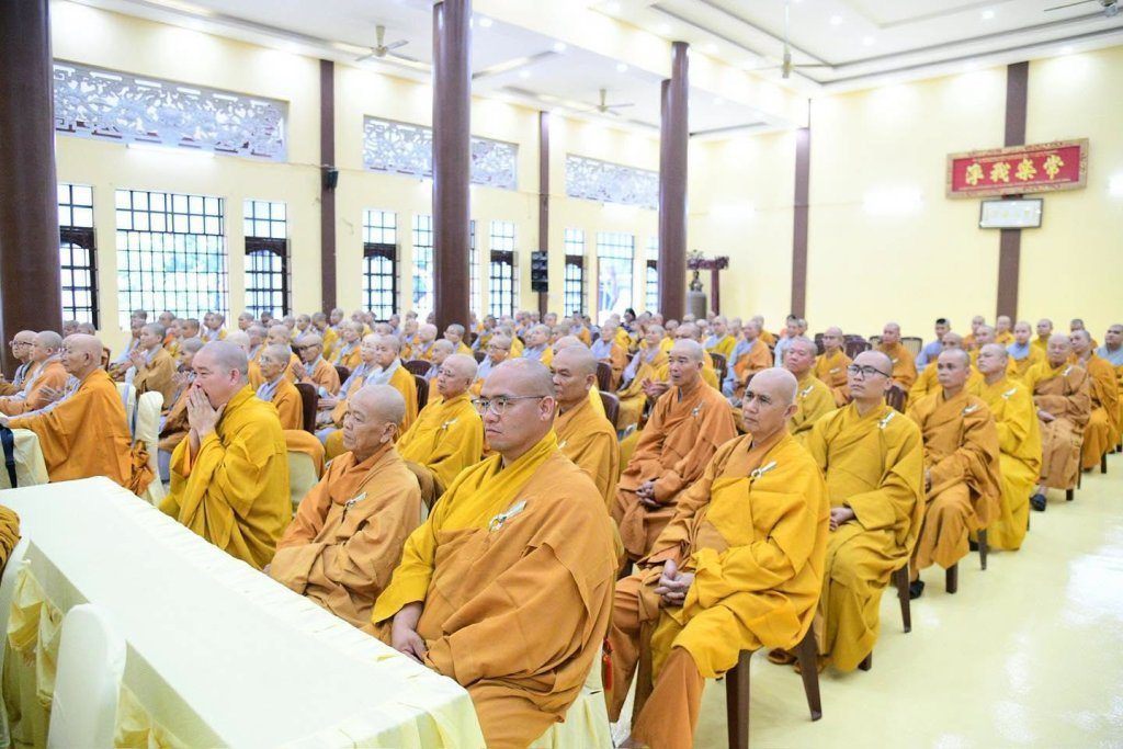 BAN THƯỜNG TRỰC BAN TRỊ SỰ GHPGVN TP. HCM THĂM, SÁCH TẤN CÁC HẠ TRƯỜNG KHU VỰC 2 (BÌNH DƯƠNG CŨ) TẠI TỔ ĐÌNH CHÙA HỘI KHÁNH