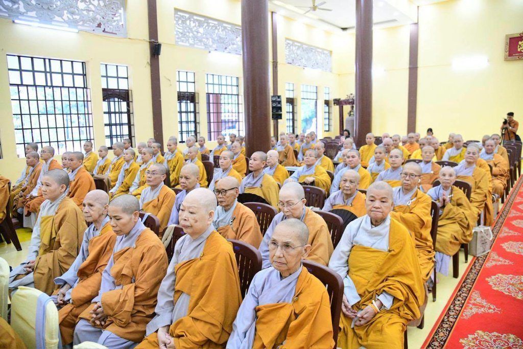 BAN THƯỜNG TRỰC BAN TRỊ SỰ GHPGVN TP. HCM THĂM, SÁCH TẤN CÁC HẠ TRƯỜNG KHU VỰC 2 (BÌNH DƯƠNG CŨ) TẠI TỔ ĐÌNH CHÙA HỘI KHÁNH