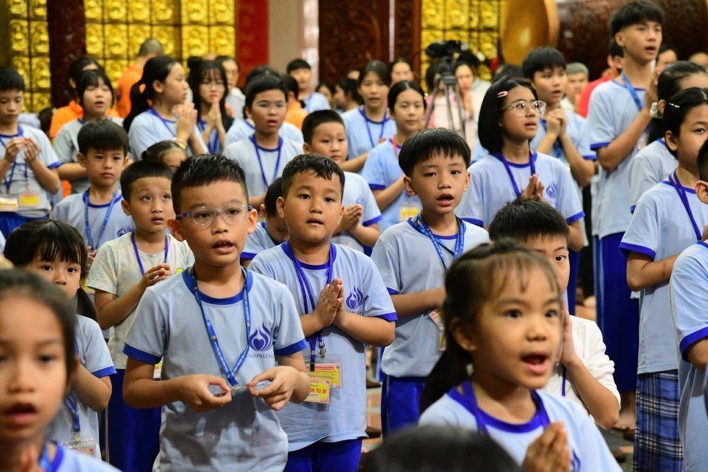 MỖI EM NHỎ LÀ MỘT BÚP SEN GIỮA MÙA PHẬT ĐẢN