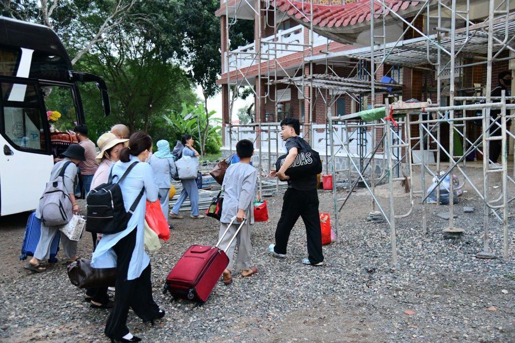 GẦN 100 HÀNH GIẢ “PHƯƠNG TRỜI THONG DONG” LẦN 10 NHẬP CHÚNG, LÀM QUEN NẾP SỐNG TU HỌC TẠI TRƯỜNG HẠ CHÙA GIÁC NGỘ - ĐẤT ĐỎ