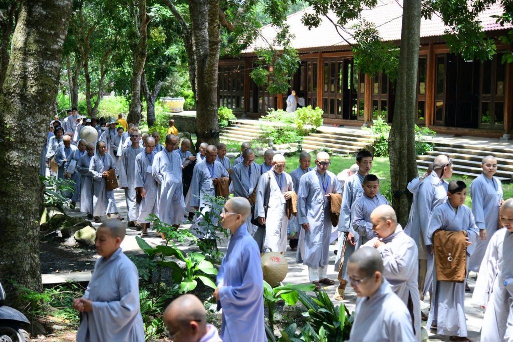 THIỀN HÀNH SAU GIỜ CƠM CHÁNH NIỆM – HÀNH TRÌNH PHƯƠNG TRỜI THONG DONG BẮT ĐẦU