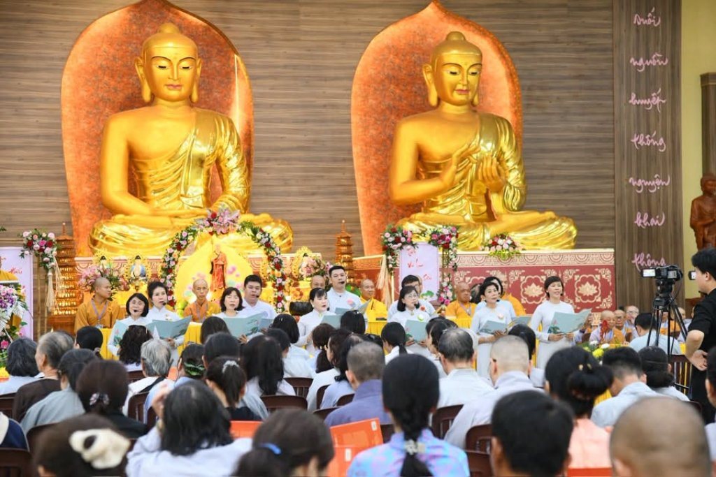 Đạo tràng Đạo Phật Ngày Nay và Phật tử gần xa dâng cúng pháp y, tứ sự đến hành giả an cư tại chùa Giác Ngộ – Đất Đỏ
