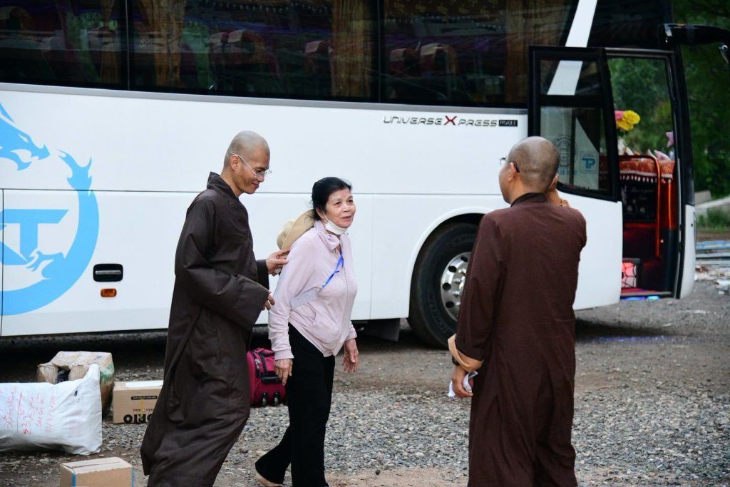 GẦN 100 HÀNH GIẢ “PHƯƠNG TRỜI THONG DONG” LẦN 10 NHẬP CHÚNG, LÀM QUEN NẾP SỐNG TU HỌC TẠI TRƯỜNG HẠ CHÙA GIÁC NGỘ - ĐẤT ĐỎ