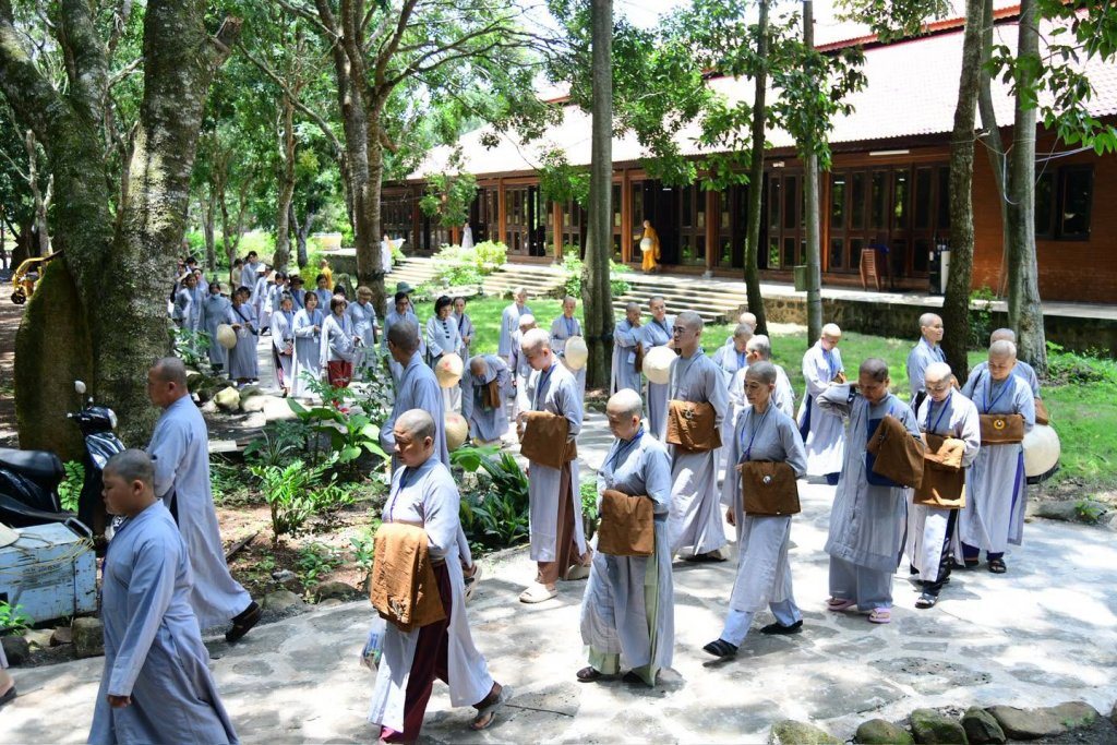 THIỀN HÀNH SAU GIỜ CƠM CHÁNH NIỆM – HÀNH TRÌNH PHƯƠNG TRỜI THONG DONG BẮT ĐẦU