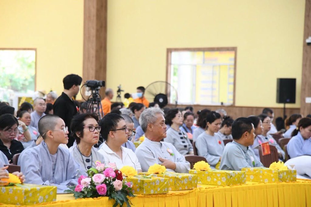 Đạo tràng Đạo Phật Ngày Nay và Phật tử gần xa dâng cúng pháp y, tứ sự đến hành giả an cư tại chùa Giác Ngộ – Đất Đỏ