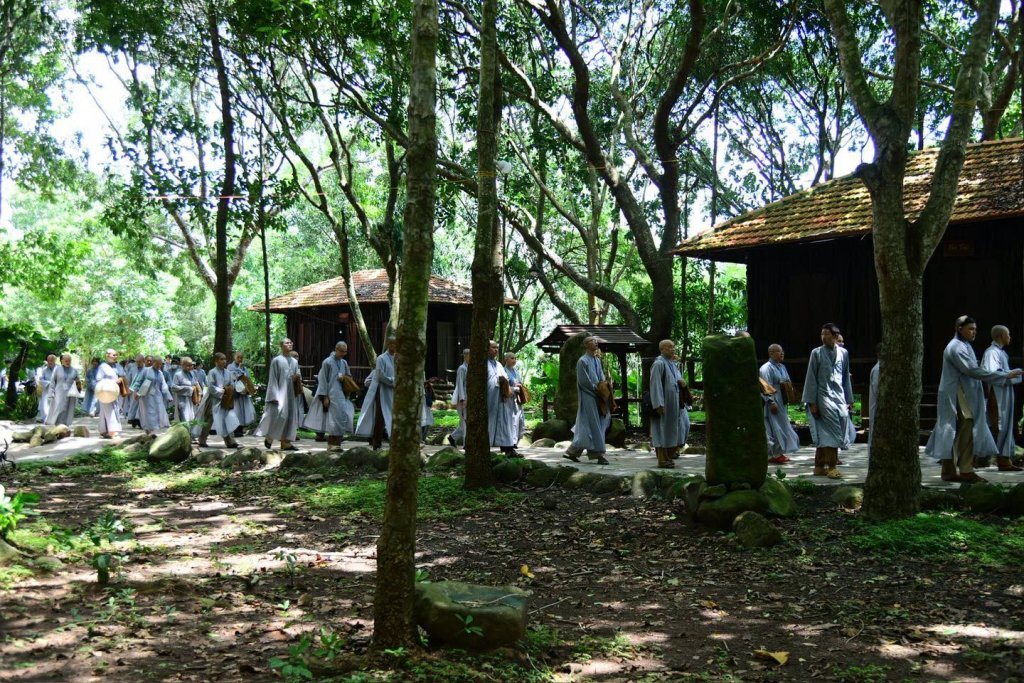 THIỀN HÀNH SAU GIỜ CƠM CHÁNH NIỆM – HÀNH TRÌNH PHƯƠNG TRỜI THONG DONG BẮT ĐẦU