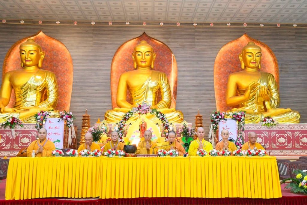 Đạo tràng Đạo Phật Ngày Nay và Phật tử gần xa dâng cúng pháp y, tứ sự đến hành giả an cư tại chùa Giác Ngộ – Đất Đỏ