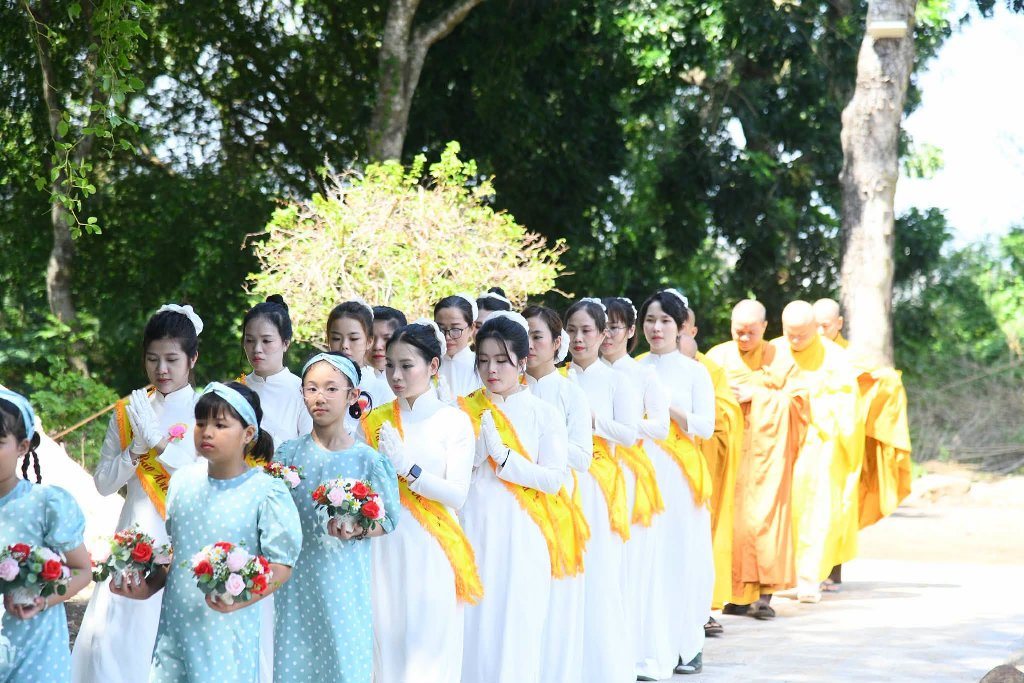 Đạo tràng Đạo Phật Ngày Nay và Phật tử gần xa dâng cúng pháp y, tứ sự đến hành giả an cư tại chùa Giác Ngộ – Đất Đỏ