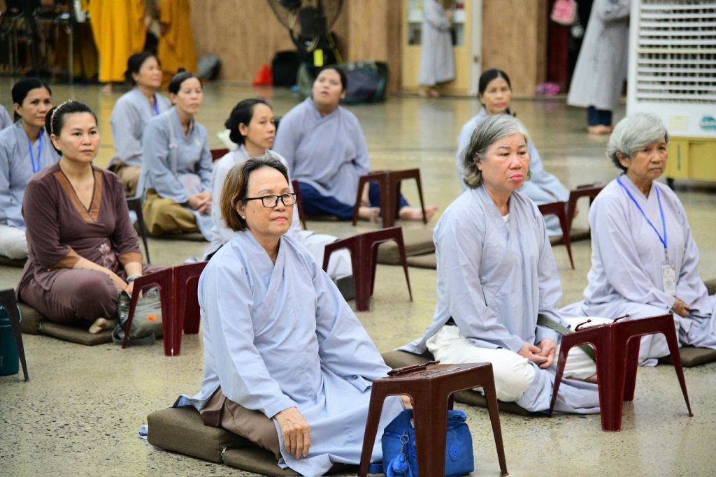GẦN 100 HÀNH GIẢ “PHƯƠNG TRỜI THONG DONG” LẦN 10 NHẬP CHÚNG, LÀM QUEN NẾP SỐNG TU HỌC TẠI TRƯỜNG HẠ CHÙA GIÁC NGỘ - ĐẤT ĐỎ
