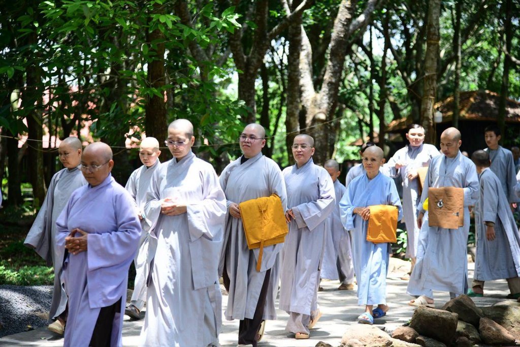 THIỀN HÀNH SAU GIỜ CƠM CHÁNH NIỆM – HÀNH TRÌNH PHƯƠNG TRỜI THONG DONG BẮT ĐẦU