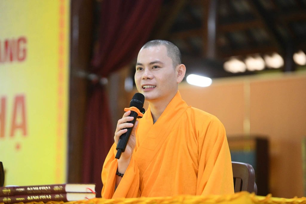 ĐĐ. Thích Khải Thành chia sẻ pháp thoại cho các hành giả Xuất gia gieo duyên