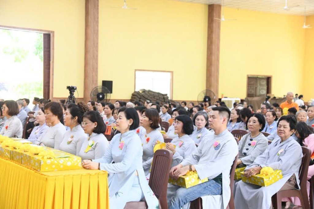 Đạo tràng Đạo Phật Ngày Nay và Phật tử gần xa dâng cúng pháp y, tứ sự đến hành giả an cư tại chùa Giác Ngộ – Đất Đỏ