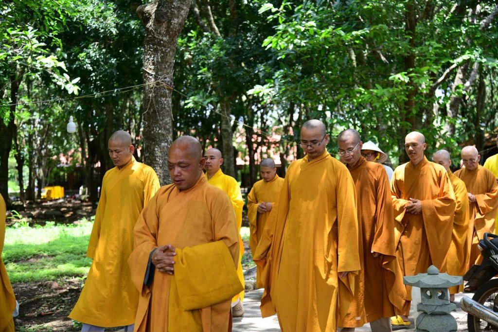 THIỀN HÀNH SAU GIỜ CƠM CHÁNH NIỆM – HÀNH TRÌNH PHƯƠNG TRỜI THONG DONG BẮT ĐẦU