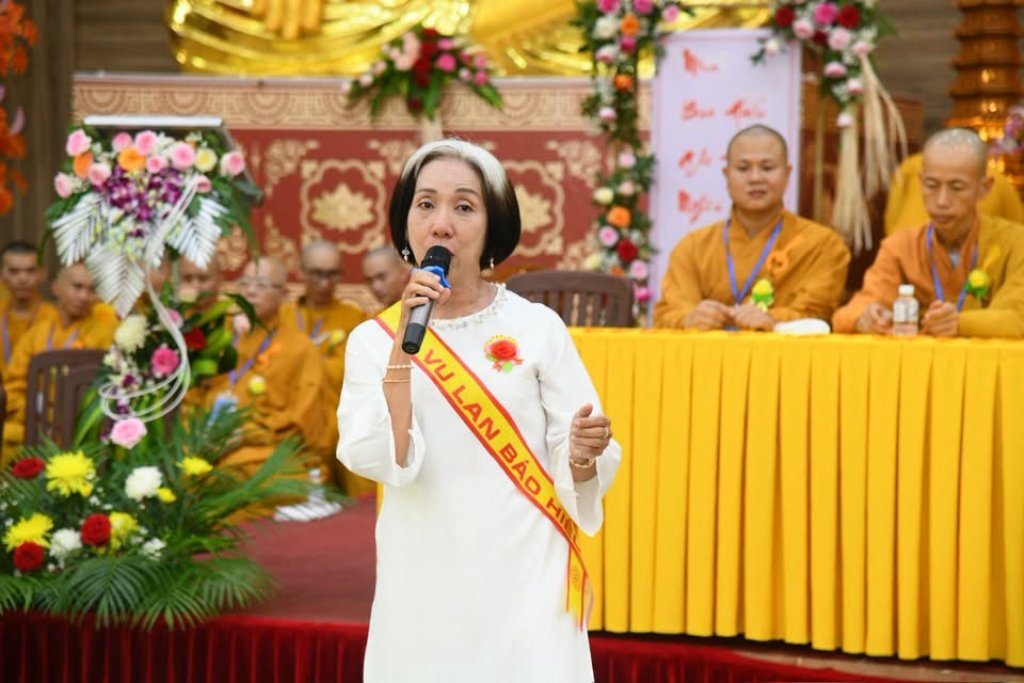 Đạo tràng Đạo Phật Ngày Nay và Phật tử gần xa dâng cúng pháp y, tứ sự đến hành giả an cư tại chùa Giác Ngộ – Đất Đỏ