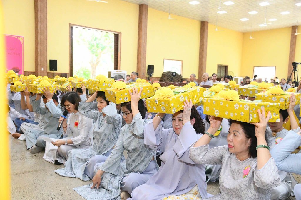Đạo tràng Đạo Phật Ngày Nay và Phật tử gần xa dâng cúng pháp y, tứ sự đến hành giả an cư tại chùa Giác Ngộ – Đất Đỏ