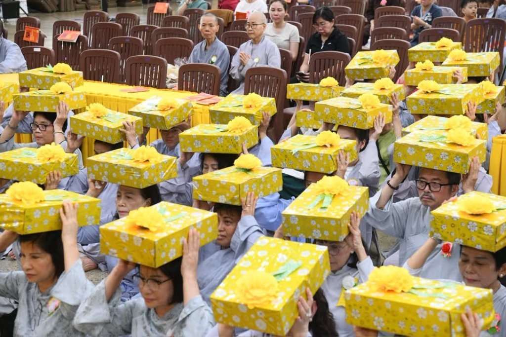 Đạo tràng Đạo Phật Ngày Nay và Phật tử gần xa dâng cúng pháp y, tứ sự đến hành giả an cư tại chùa Giác Ngộ – Đất Đỏ