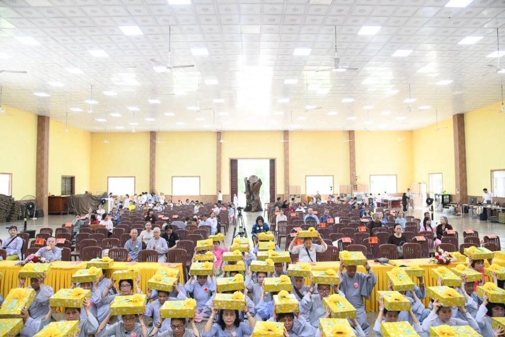 Đạo tràng Đạo Phật Ngày Nay và Phật tử gần xa dâng cúng pháp y, tứ sự đến hành giả an cư tại chùa Giác Ngộ – Đất Đỏ
