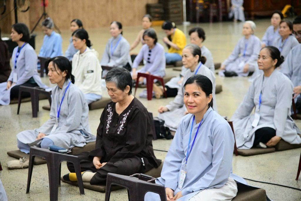 GẦN 100 HÀNH GIẢ “PHƯƠNG TRỜI THONG DONG” LẦN 10 NHẬP CHÚNG, LÀM QUEN NẾP SỐNG TU HỌC TẠI TRƯỜNG HẠ CHÙA GIÁC NGỘ - ĐẤT ĐỎ