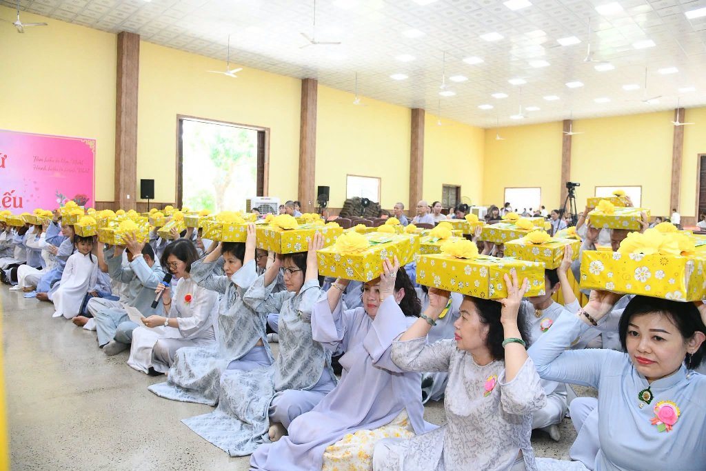 Đạo tràng Đạo Phật Ngày Nay và Phật tử gần xa dâng cúng pháp y, tứ sự đến hành giả an cư tại chùa Giác Ngộ – Đất Đỏ