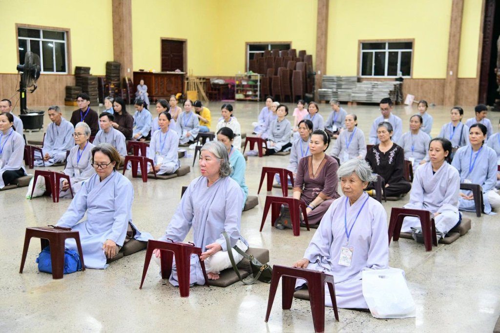 GẦN 100 HÀNH GIẢ “PHƯƠNG TRỜI THONG DONG” LẦN 10 NHẬP CHÚNG, LÀM QUEN NẾP SỐNG TU HỌC TẠI TRƯỜNG HẠ CHÙA GIÁC NGỘ - ĐẤT ĐỎ