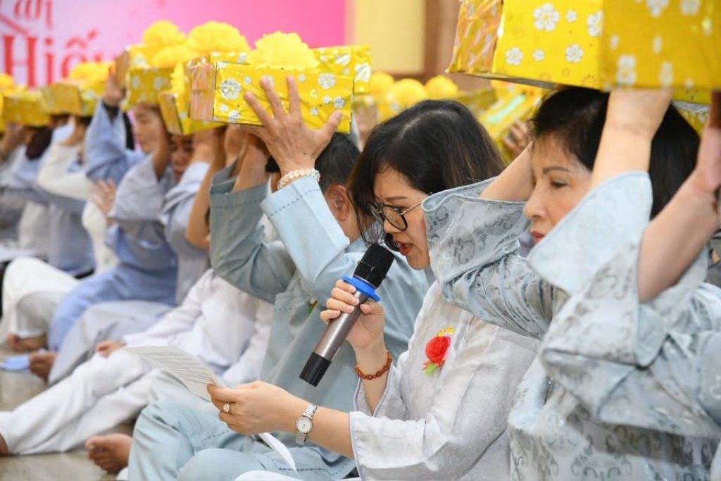 Đạo tràng Đạo Phật Ngày Nay và Phật tử gần xa dâng cúng pháp y, tứ sự đến hành giả an cư tại chùa Giác Ngộ – Đất Đỏ