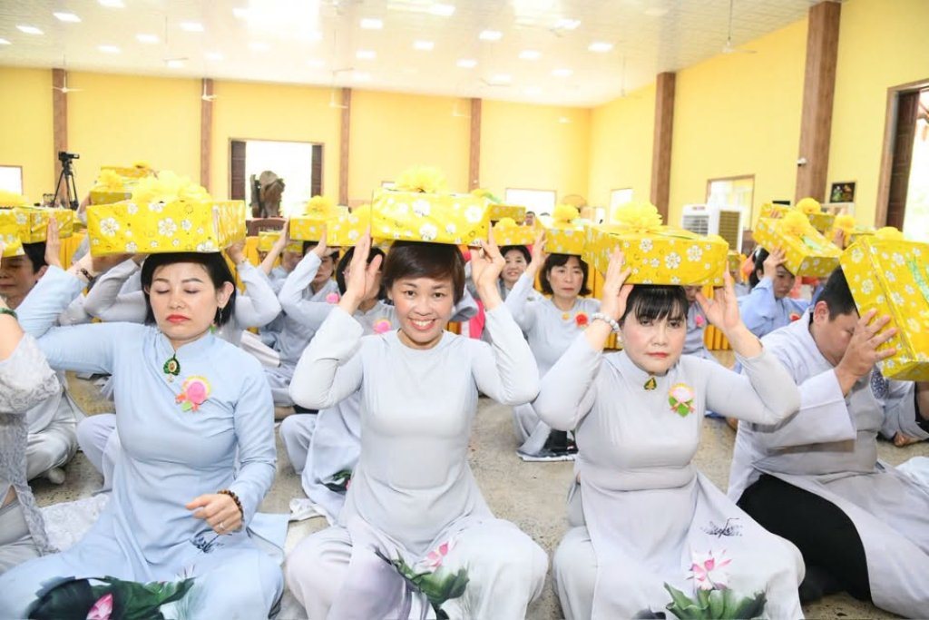 Đạo tràng Đạo Phật Ngày Nay và Phật tử gần xa dâng cúng pháp y, tứ sự đến hành giả an cư tại chùa Giác Ngộ – Đất Đỏ