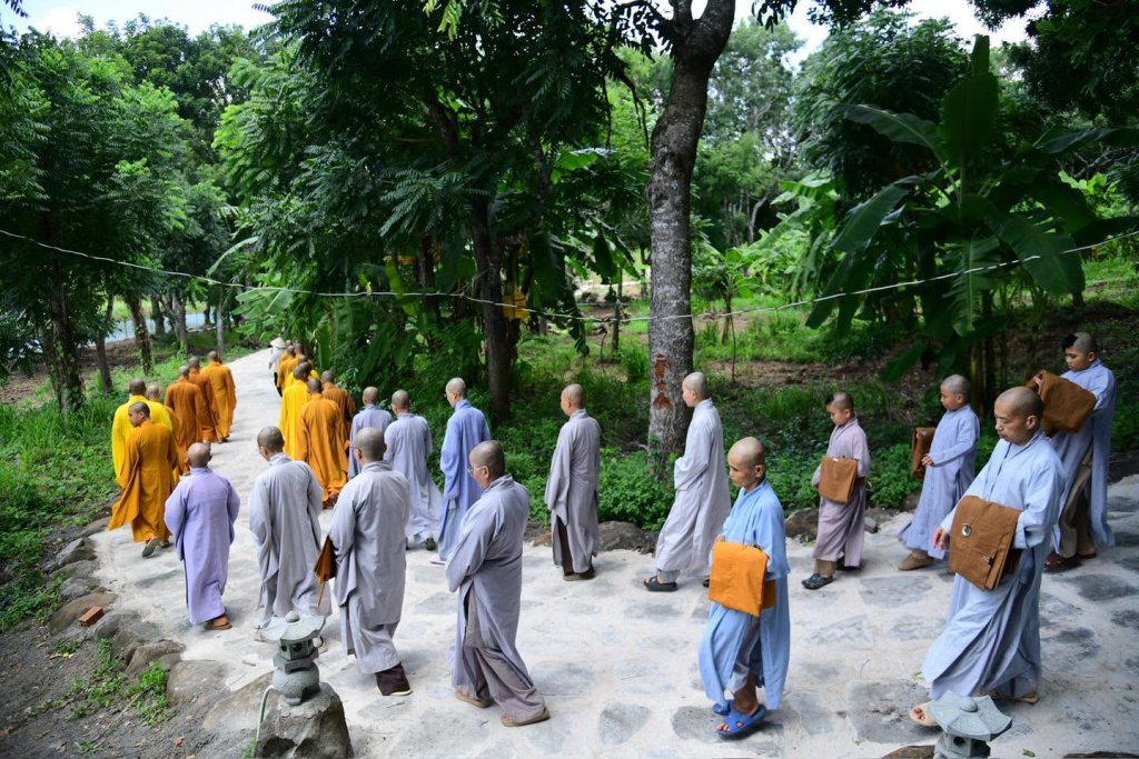 THIỀN HÀNH SAU GIỜ CƠM CHÁNH NIỆM – HÀNH TRÌNH PHƯƠNG TRỜI THONG DONG BẮT ĐẦU