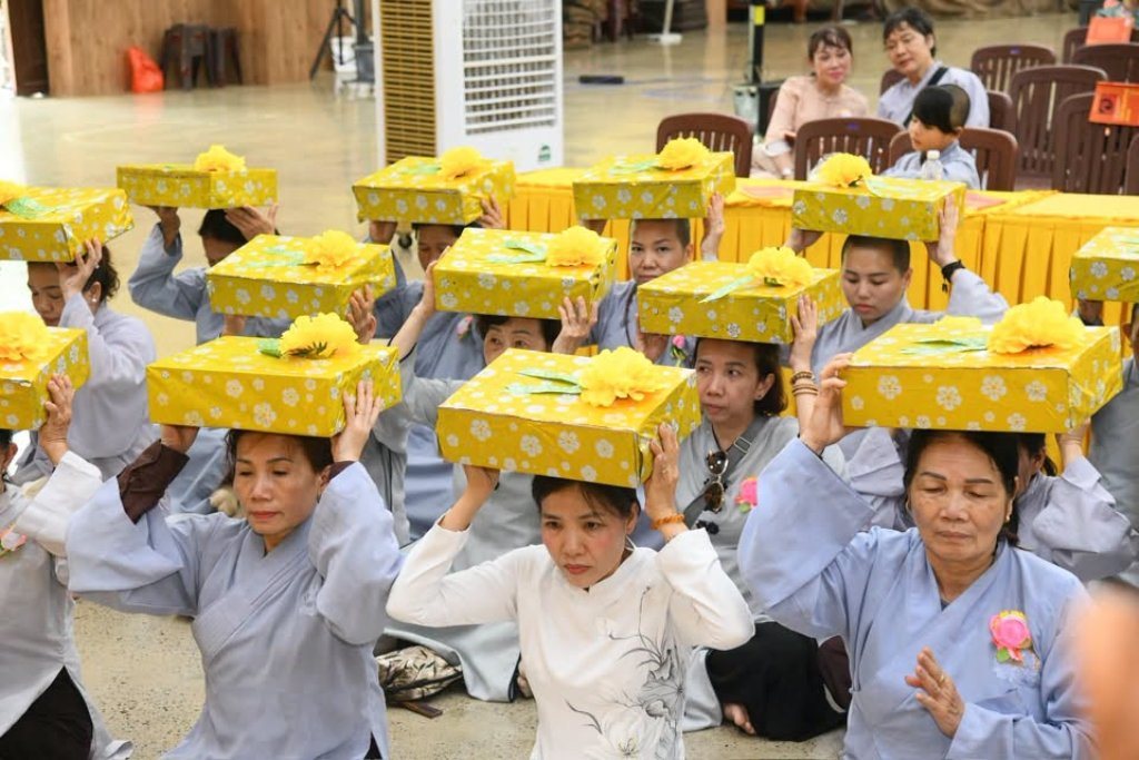 Đạo tràng Đạo Phật Ngày Nay và Phật tử gần xa dâng cúng pháp y, tứ sự đến hành giả an cư tại chùa Giác Ngộ – Đất Đỏ