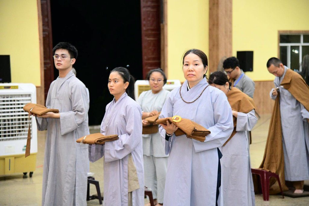 GẦN 100 HÀNH GIẢ “PHƯƠNG TRỜI THONG DONG” LẦN 10 NHẬP CHÚNG, LÀM QUEN NẾP SỐNG TU HỌC TẠI TRƯỜNG HẠ CHÙA GIÁC NGỘ - ĐẤT ĐỎ