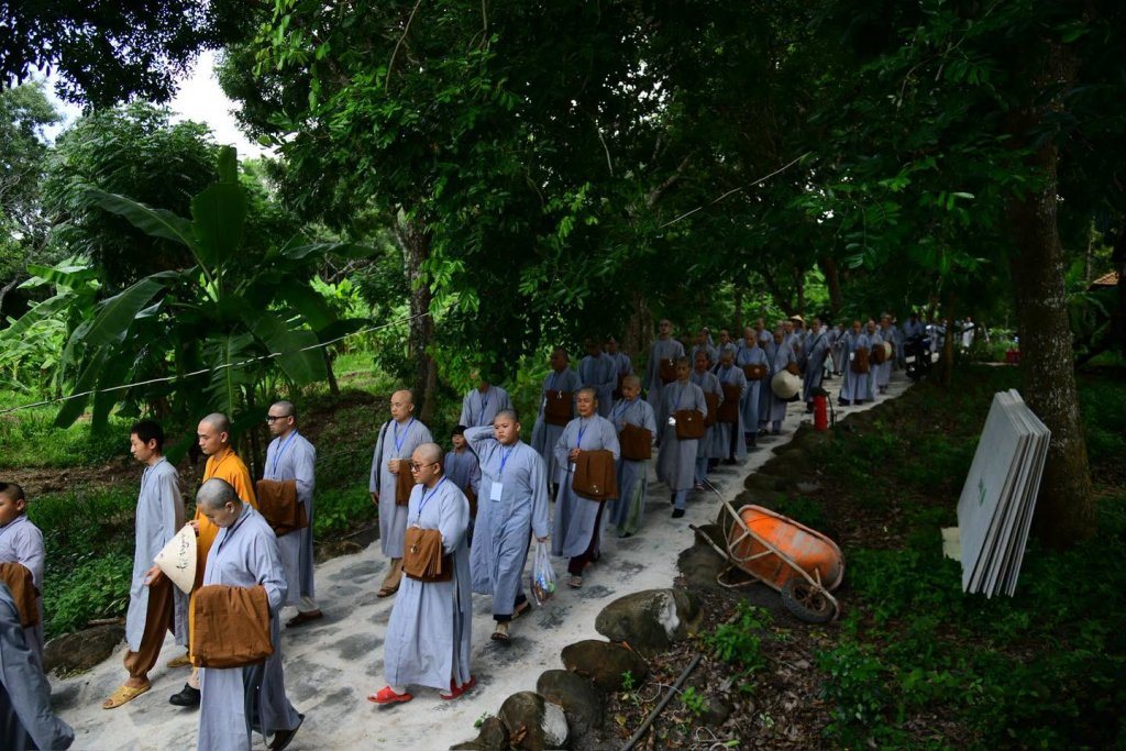 THIỀN HÀNH SAU GIỜ CƠM CHÁNH NIỆM – HÀNH TRÌNH PHƯƠNG TRỜI THONG DONG BẮT ĐẦU