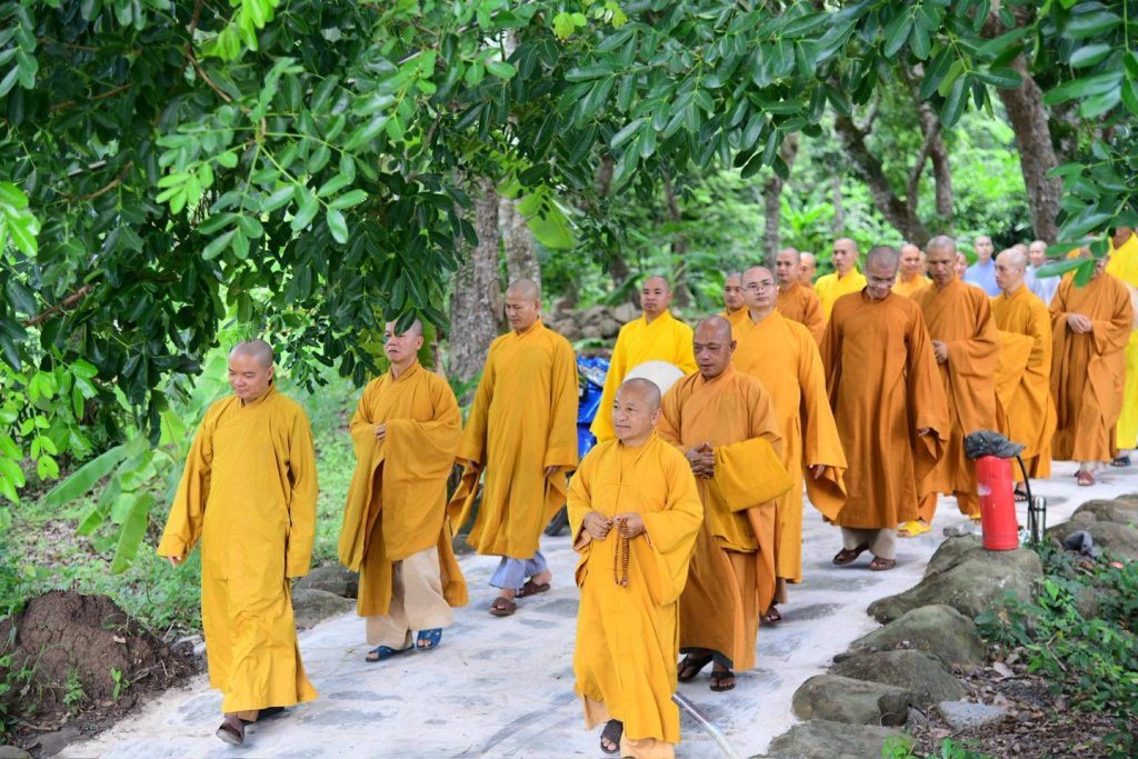 THIỀN HÀNH SAU GIỜ CƠM CHÁNH NIỆM – HÀNH TRÌNH PHƯƠNG TRỜI THONG DONG BẮT ĐẦU