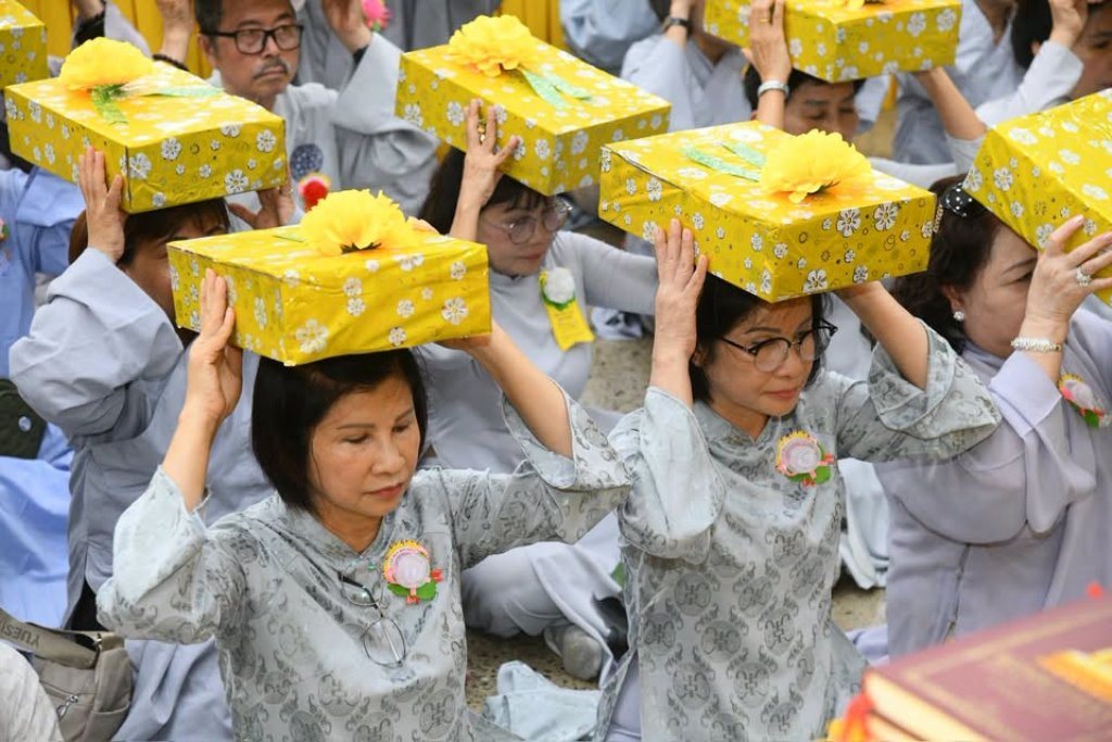 Đạo tràng Đạo Phật Ngày Nay và Phật tử gần xa dâng cúng pháp y, tứ sự đến hành giả an cư tại chùa Giác Ngộ – Đất Đỏ