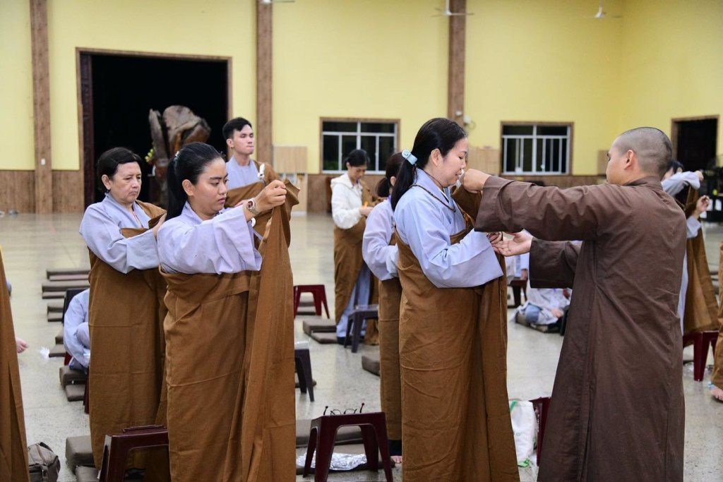 GẦN 100 HÀNH GIẢ “PHƯƠNG TRỜI THONG DONG” LẦN 10 NHẬP CHÚNG, LÀM QUEN NẾP SỐNG TU HỌC TẠI TRƯỜNG HẠ CHÙA GIÁC NGỘ - ĐẤT ĐỎ