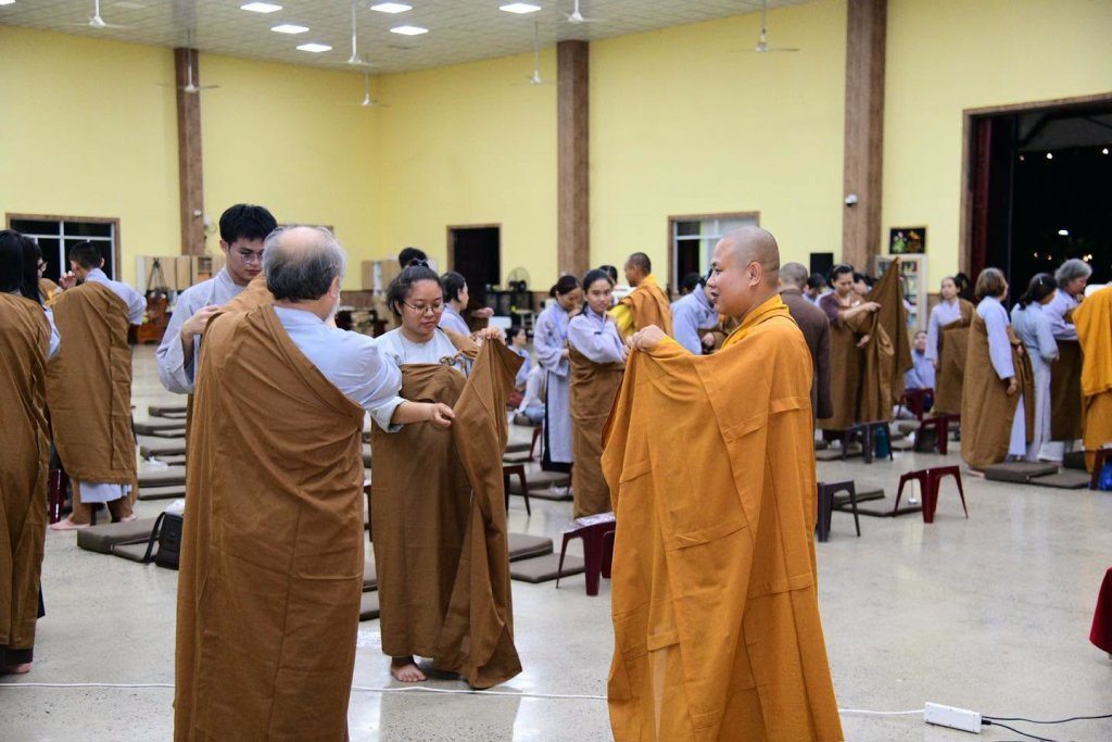 GẦN 100 HÀNH GIẢ “PHƯƠNG TRỜI THONG DONG” LẦN 10 NHẬP CHÚNG, LÀM QUEN NẾP SỐNG TU HỌC TẠI TRƯỜNG HẠ CHÙA GIÁC NGỘ - ĐẤT ĐỎ