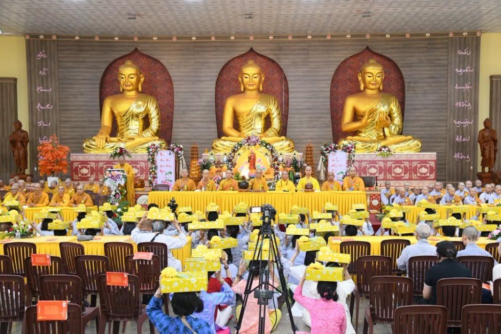 Đạo tràng Đạo Phật Ngày Nay và Phật tử gần xa dâng cúng pháp y, tứ sự đến hành giả an cư tại chùa Giác Ngộ – Đất Đỏ