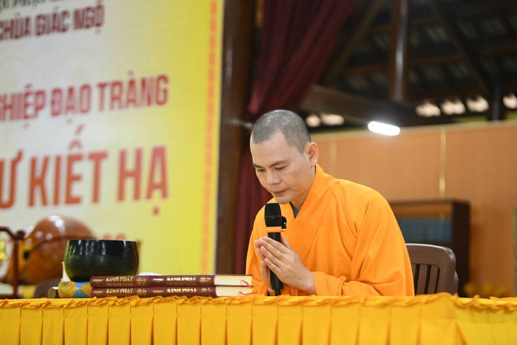 ĐĐ. Thích Khải Thành chia sẻ pháp thoại cho các hành giả Xuất gia gieo duyên