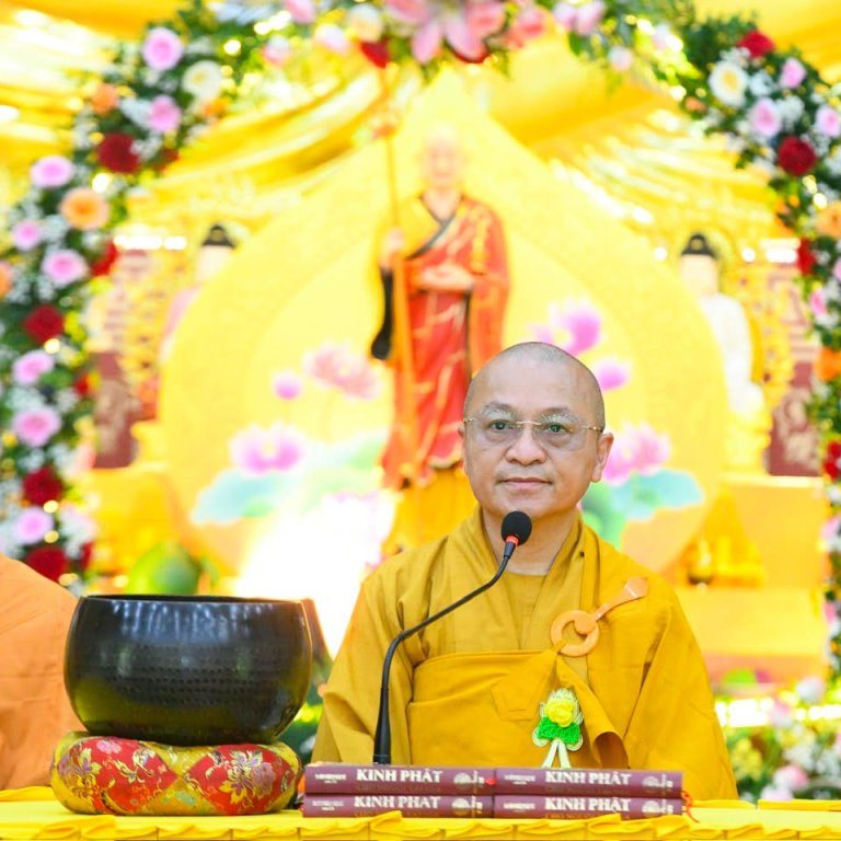 Đạo tràng Đạo Phật Ngày Nay và Phật tử gần xa dâng cúng pháp y, tứ sự đến hành giả an cư tại chùa Giác Ngộ – Đất Đỏ