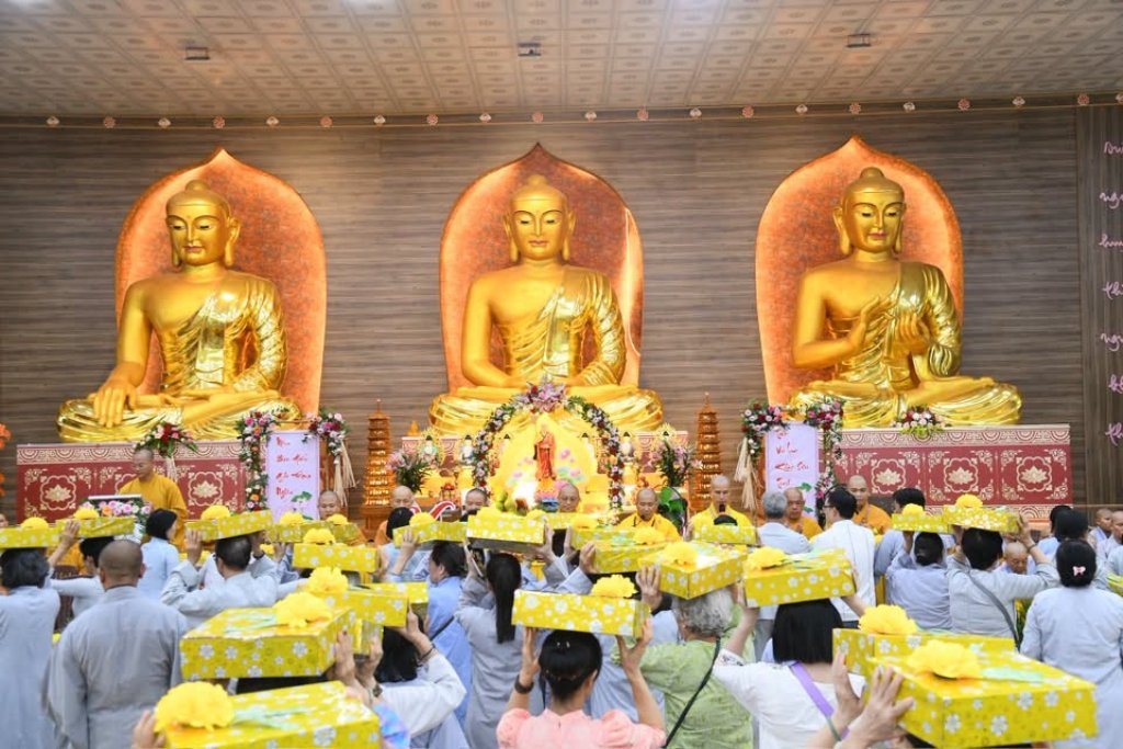 Đạo tràng Đạo Phật Ngày Nay và Phật tử gần xa dâng cúng pháp y, tứ sự đến hành giả an cư tại chùa Giác Ngộ – Đất Đỏ
