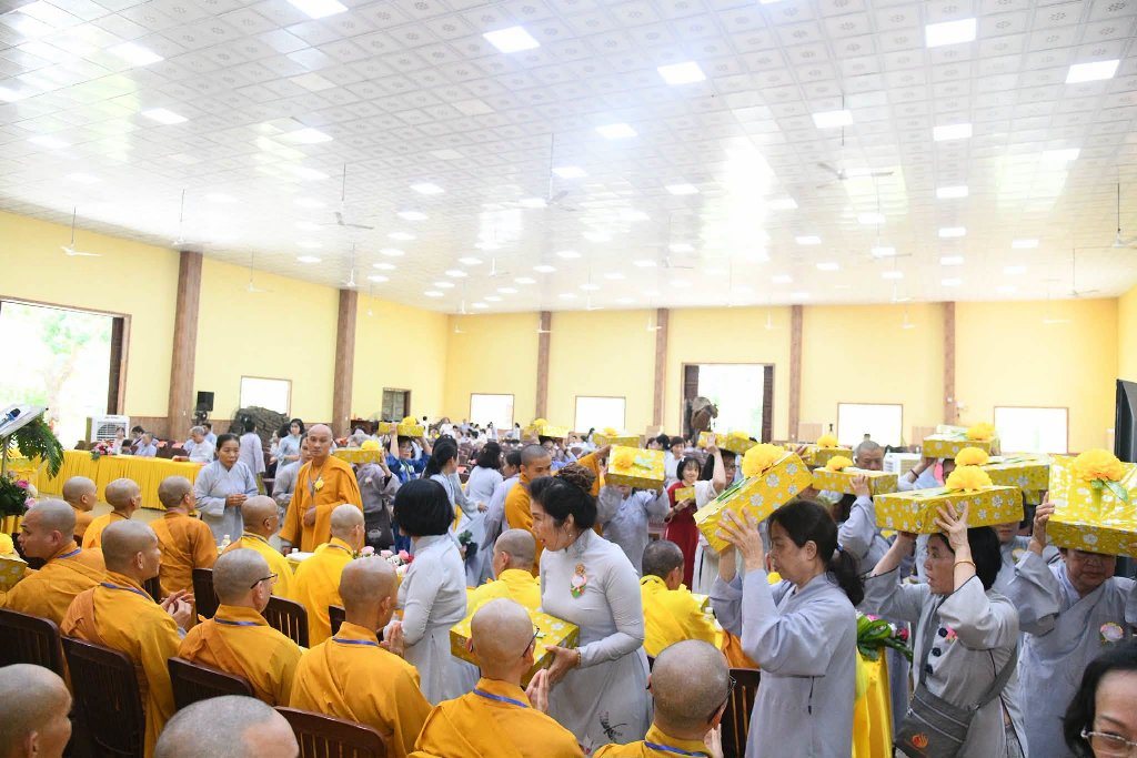 Đạo tràng Đạo Phật Ngày Nay và Phật tử gần xa dâng cúng pháp y, tứ sự đến hành giả an cư tại chùa Giác Ngộ – Đất Đỏ