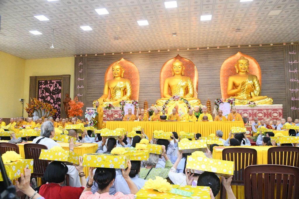 Đạo tràng Đạo Phật Ngày Nay và Phật tử gần xa dâng cúng pháp y, tứ sự đến hành giả an cư tại chùa Giác Ngộ – Đất Đỏ