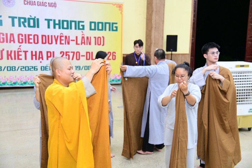 GẦN 100 HÀNH GIẢ “PHƯƠNG TRỜI THONG DONG” LẦN 10 NHẬP CHÚNG, LÀM QUEN NẾP SỐNG TU HỌC TẠI TRƯỜNG HẠ CHÙA GIÁC NGỘ - ĐẤT ĐỎ