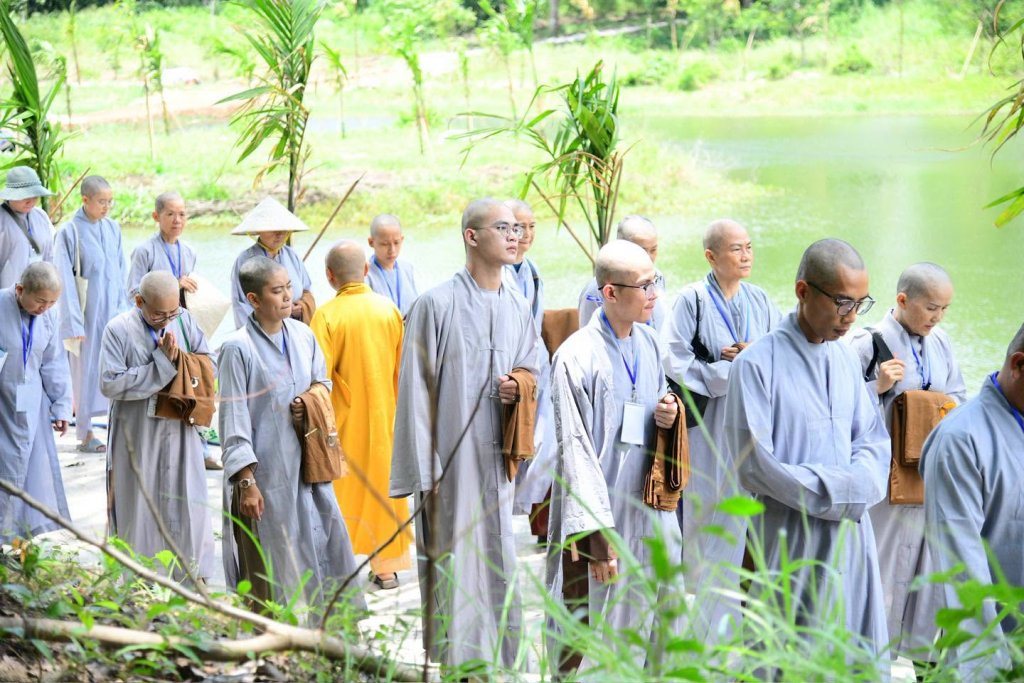 THIỀN HÀNH SAU GIỜ CƠM CHÁNH NIỆM – HÀNH TRÌNH PHƯƠNG TRỜI THONG DONG BẮT ĐẦU