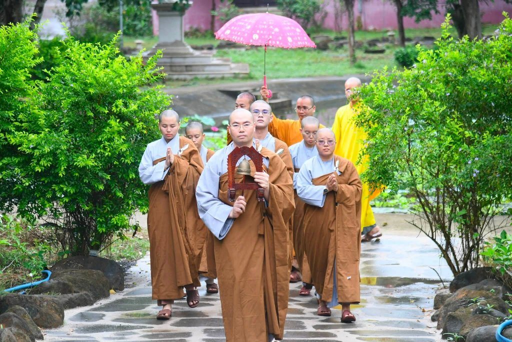 “CON RẮN” VÀ “CHIẾC BÈ” – BÀI HỌC SÂU SẮC VỀ CÁCH HỌC VÀ HÀNH CHÁNH PHÁP
